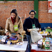 A foto mostra os voluntários recebendo e separando as doações